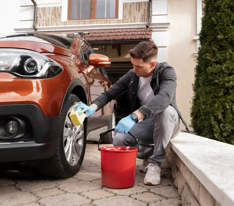 Lavage auto à domicile Saint-Vincent-d'Autéjac : professionnel intervenant sur un véhicule